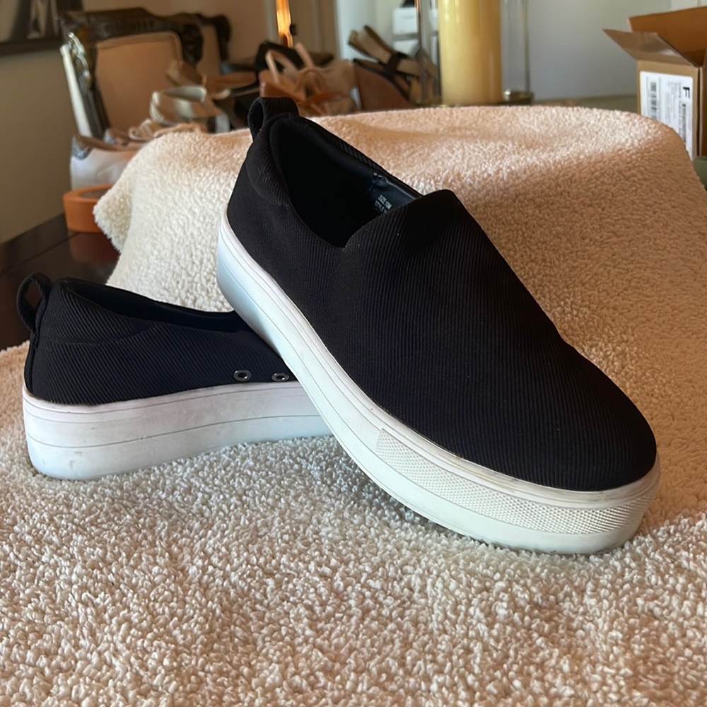 Kensie Black cloth slip-on sneakers